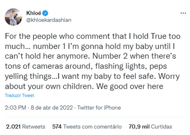 Khloé Kardashian rebate críticas após dizerem que ela segura demais a filha no colo (Foto: Reprodução/Instagram)