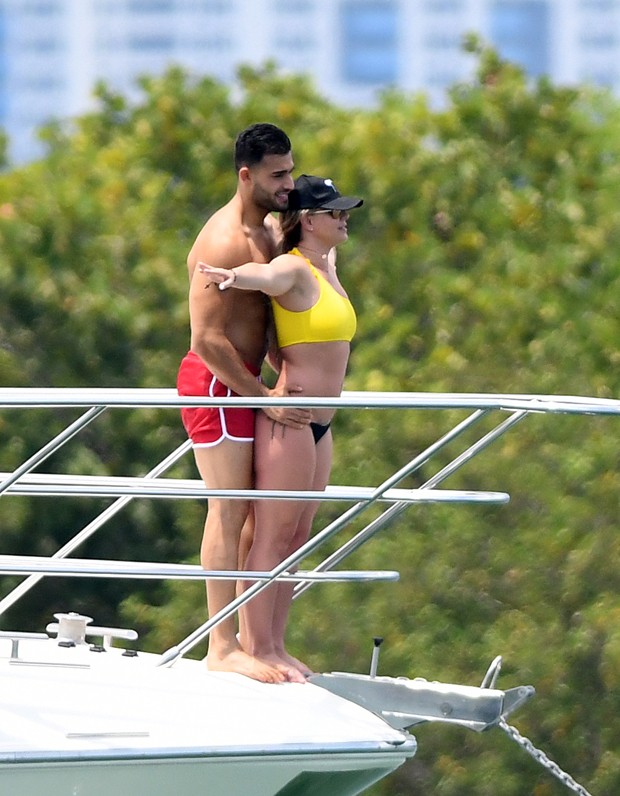 Britney Spears e o namorado, Sam Asghari (Foto: Grosby Group)