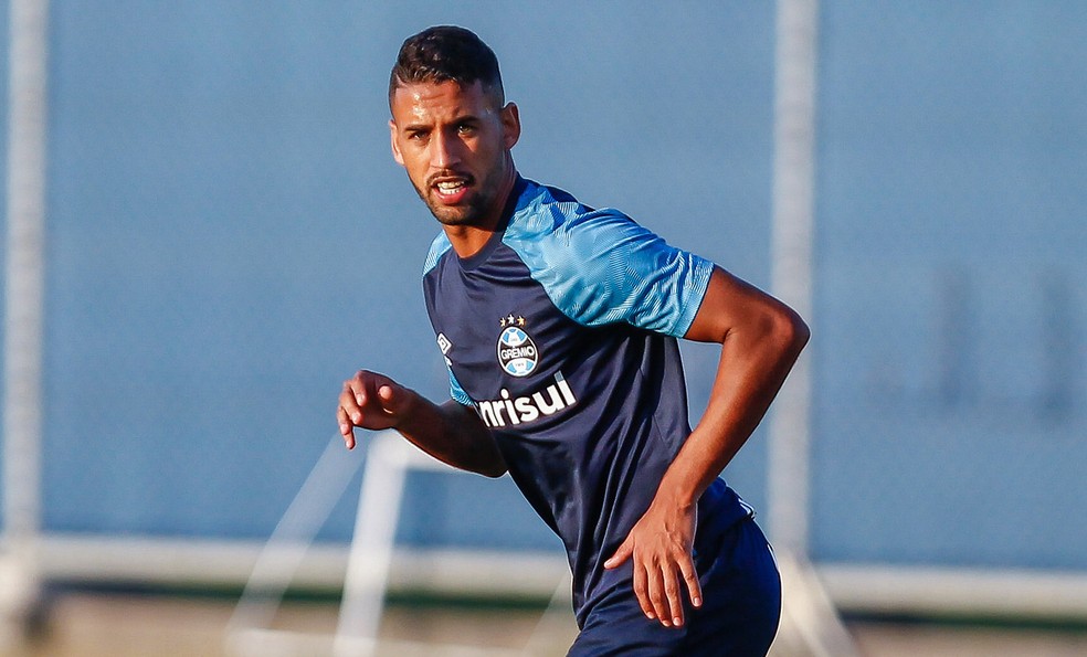 Michel deve ser improvisado na zaga  (Foto: Lucas Uebel / Grêmio, DVG)