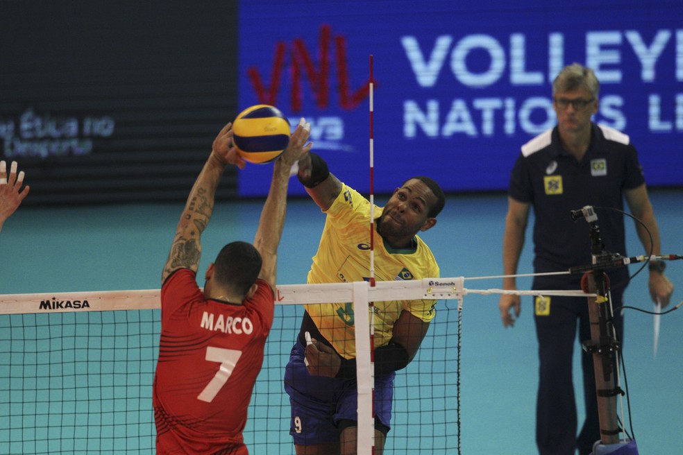 Leal tenta o ataque no jogo do Brasil pela Liga das Nações de Vôlei — Foto: FIVB
