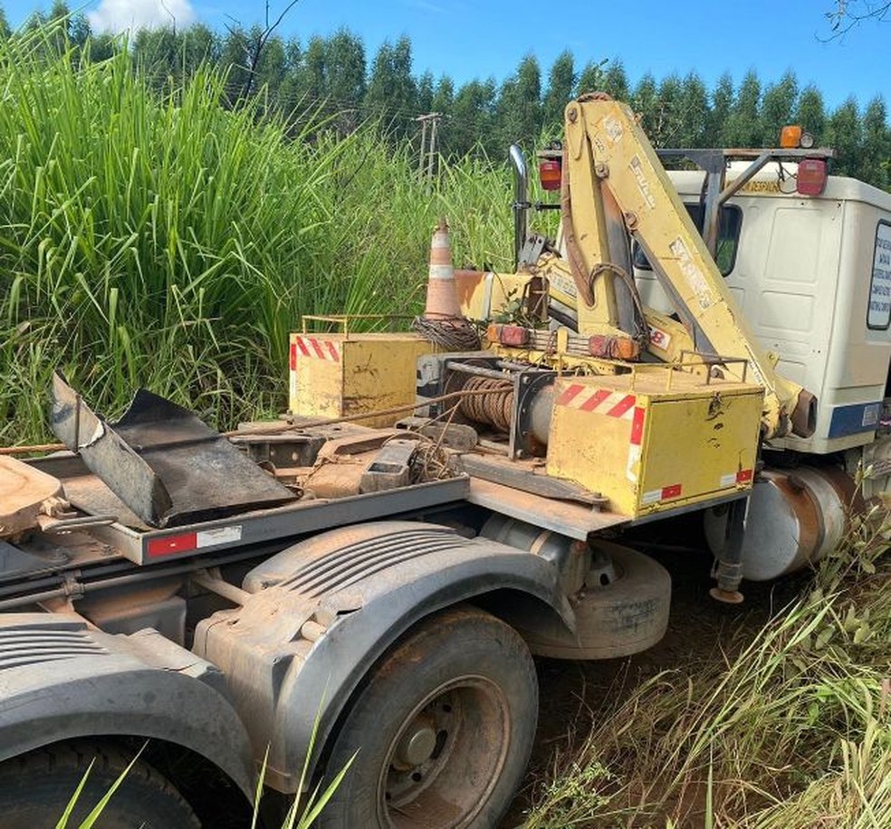Caminhão trator parou fora da pista após acidente em Pompéu — Foto: PMRv/Divulgação