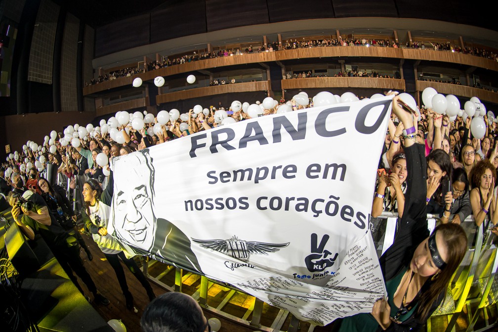 Fãs carregam faixa em homenagem a Franco Scornavacca, pai e empresário de Kiko, Leandro e Bruno, integrantes do KLB — Foto: Caio Duran/Opus Entretenimento