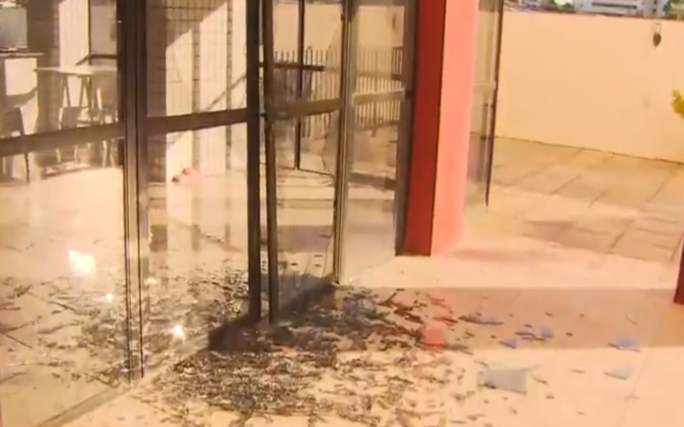 Vidros foram quebrados em prédio vizinho ao posto de combustível onde houve uma explosão no Stiep, em Salvador — Foto: Reprodução/TV Bahia
