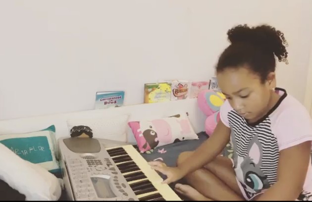 Já o quarto de Maria Flor tem decoração com temas infantis e conta conta com um teclado que ela está aprendendo a tocar por conta própria (Foto: Reprodução)