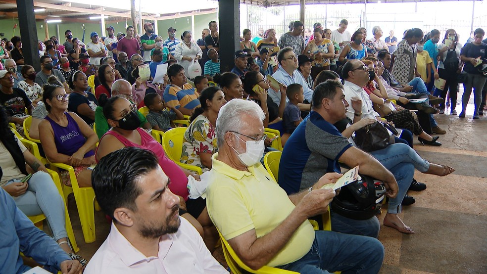 Moradores acompanham reunião sobre processo de regularização do Bairro Élisson Prieto — Foto: TV Integração/Reprodução