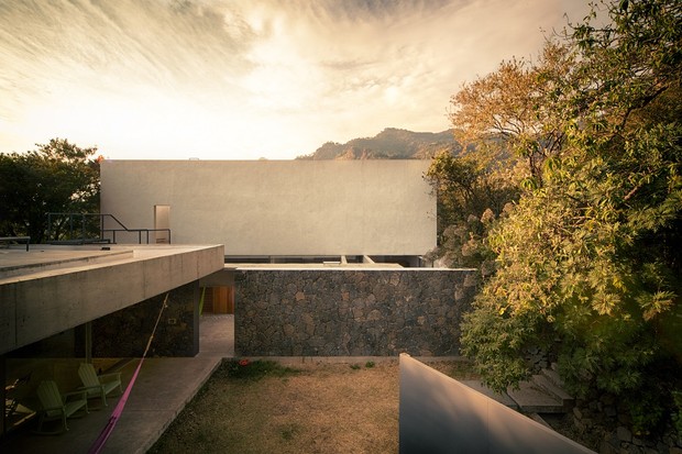 Casa modernista se desdobra aos pés de uma montanha (Foto: Fotos Yoshihiro Koitani, KUU Studio/Divulgação)