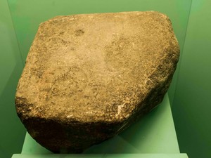 Pedra do cavaleiro foi retirada da Igreja Velha (Foto: Thiago Leon/Museu N. S. Aparecida)