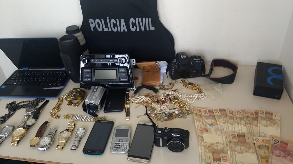 Relógios, joias, dinheiro e eletrônicos foram apreendidos na casa dos suspeitos — Foto: Viviane Mallmann/RPC Ponta Grossa