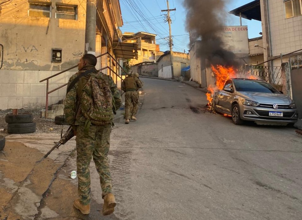 Policiais vasculham a Vila Cruzeiro atrás de chefes de facções de outros estados — Foto: Reprodução/PM