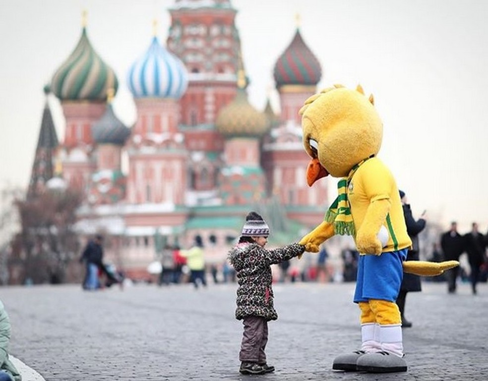 Mascote da CBF brinca com criança na Praça Vermelha, símbolo de Moscou (Foto: Lucas Figueiredo/CBF)