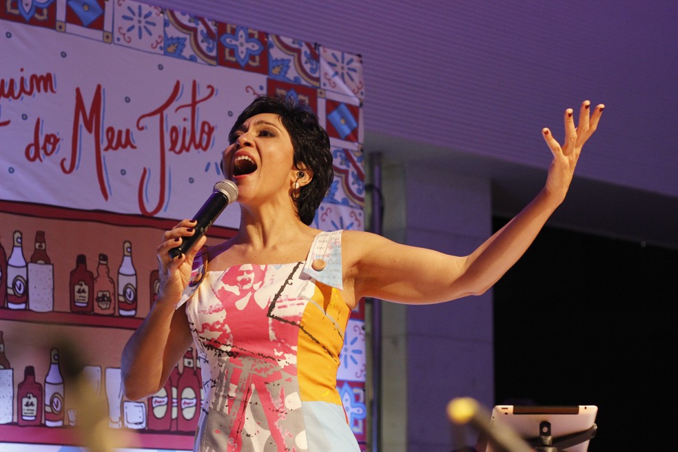 Valéria Oliveira recebe convidados para a última roda 'Cores do Nosso Samba' de 2018 — Foto: Carol Queiroz 