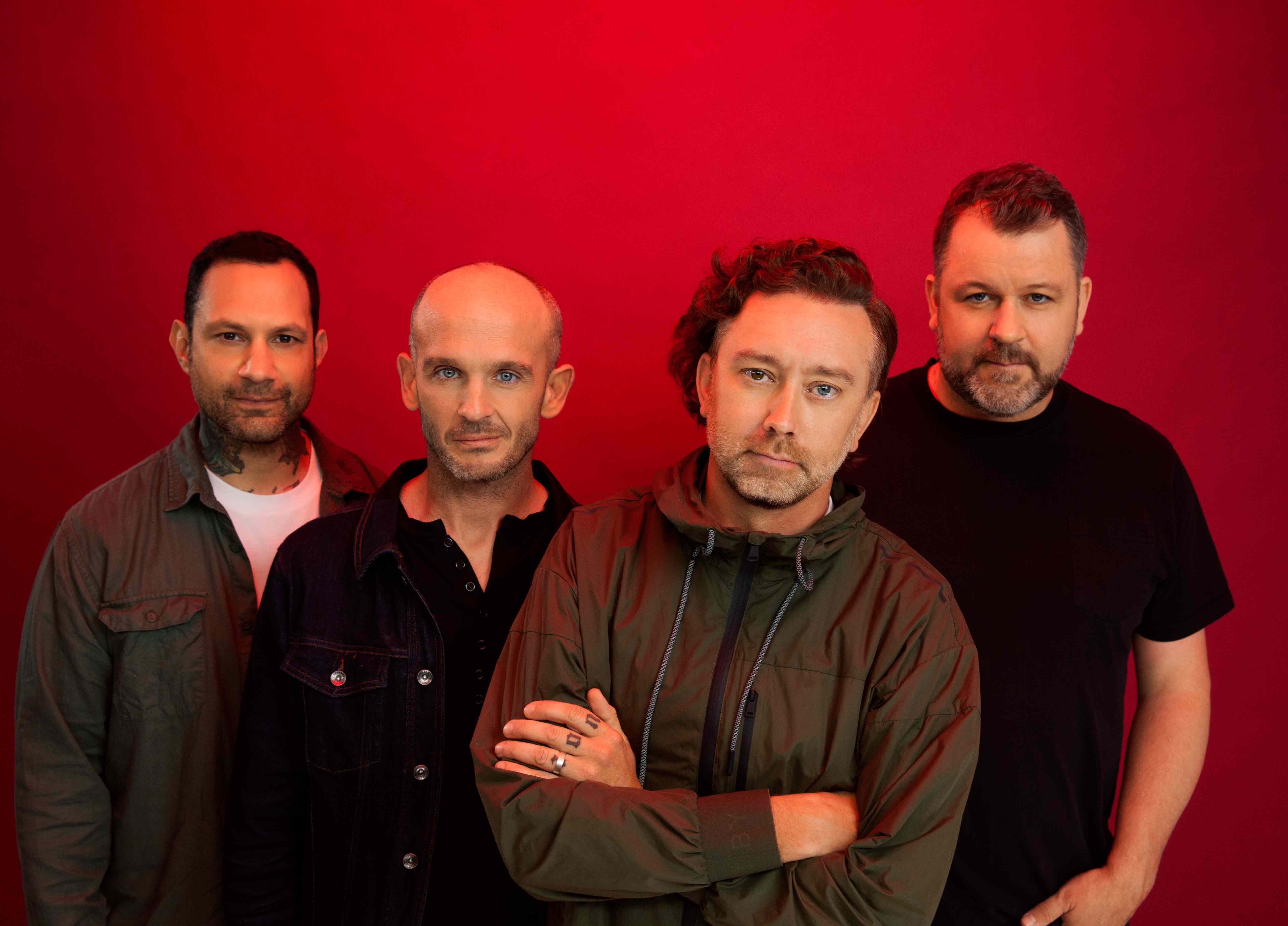 Rise Against vem ao Lollapalooza com punk rock e letras engajadas: 'Injustiças sociais são atemporais'