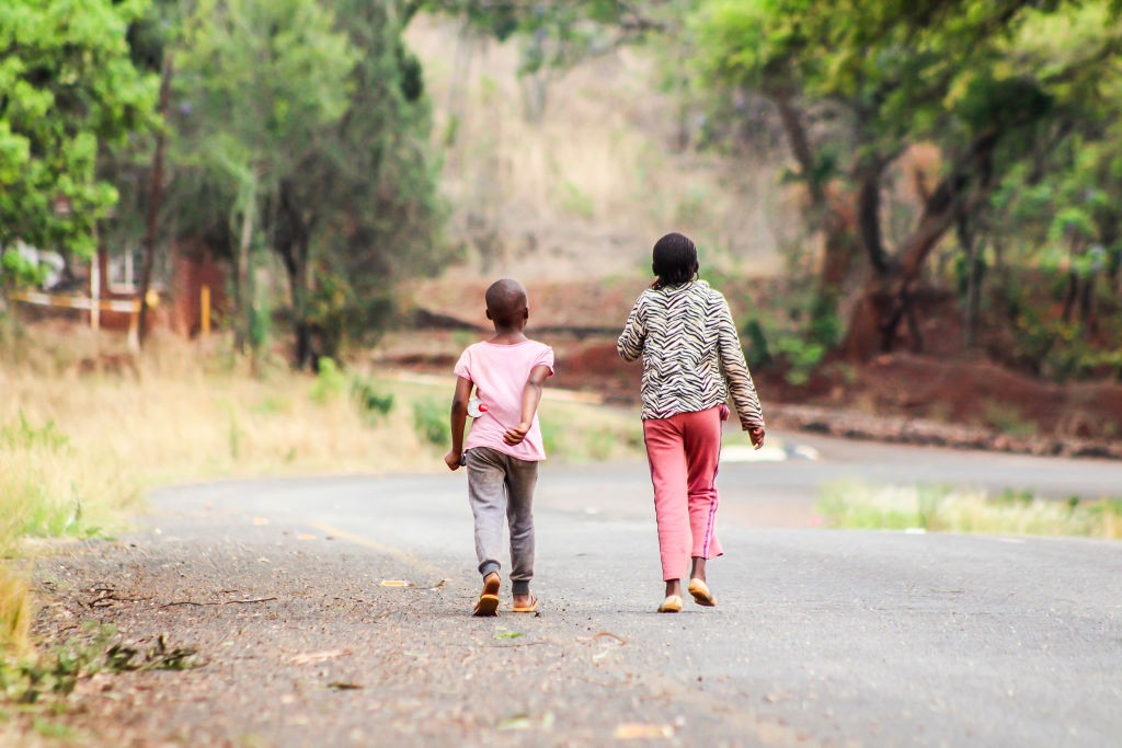 Duas meninas andando para casa em Harare, Zimbábue (Foto: Majority World/Universal Images )