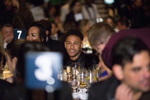 Neymar ficou atento aos itens do leilão. Saiu da noite com dois lotes: obra do Assume Vivid Astro Focus e brincos Ara Vartanian para Bruna Marquezine