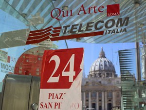 Telefone público da Telecom Italia, em frente à Basílica São Pedro, em Roma (Foto: Reuters)