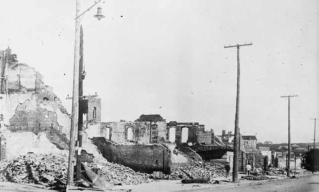 Ruínas do distrito de Greenwood após o Massacre de Tulsa, em 1921