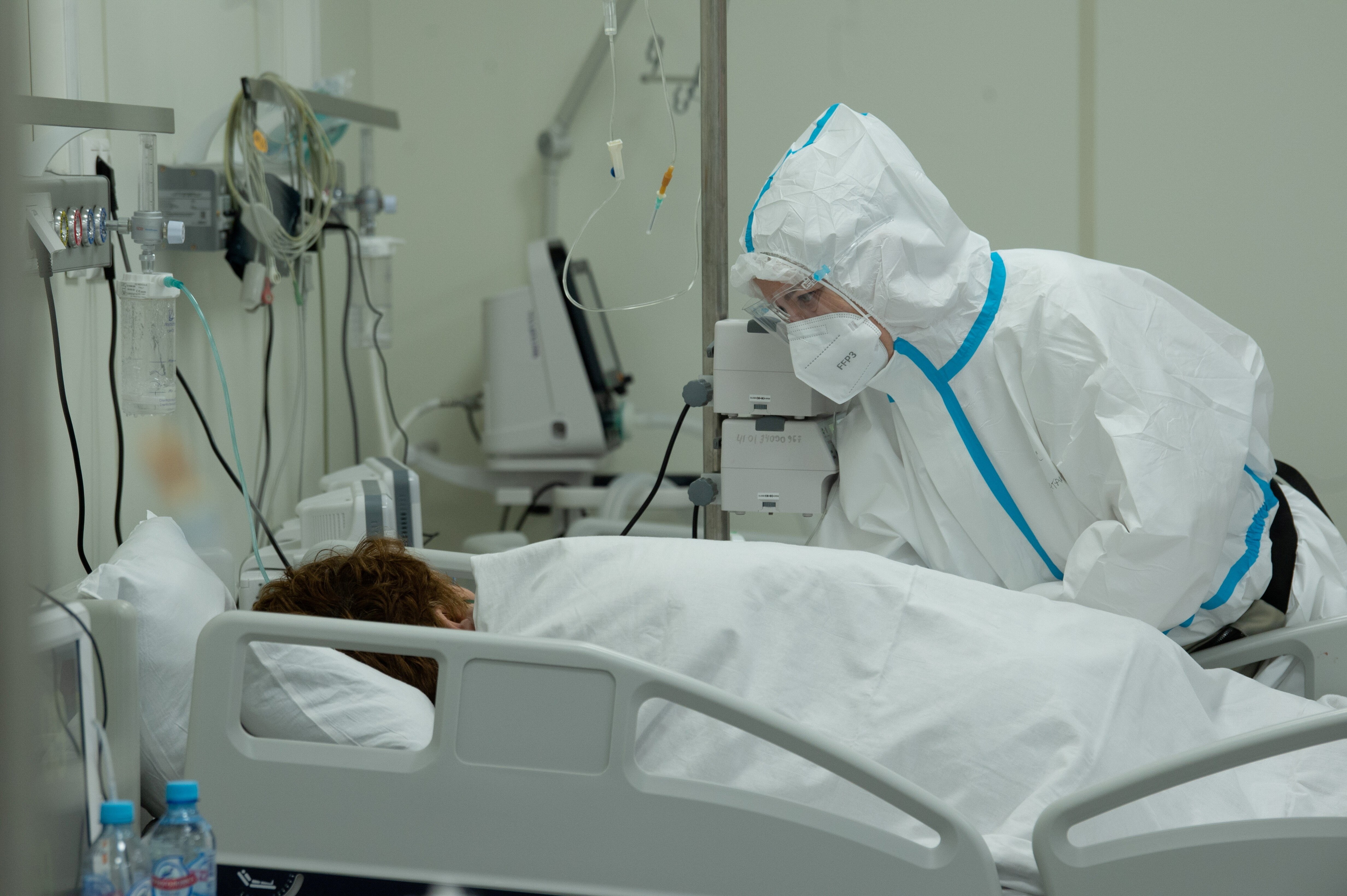 Trabalhador médico cuida de um paciente com Covid-19