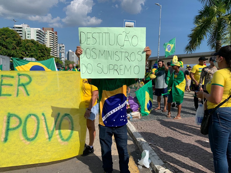 Apoiador de Bolsonaro levanta cartaz contra ministros do STF na Ponta Negra, em Manaus. — Foto: Karla Mendes/G1 AM
