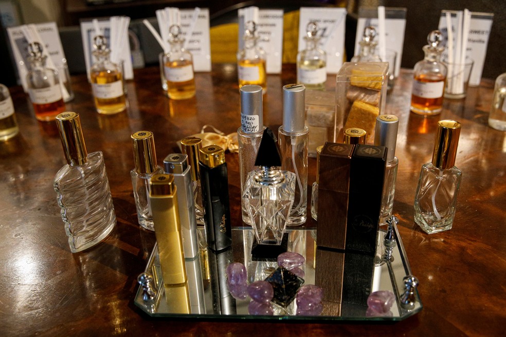 Amostras de aromas no estúdio da perfumista Sue Phillips enquanto ela trabalha com cliente que perdeu o olfato devido à Covid-19 em Nova York, nos Estados Unidos, em 14 de maio de 2021 — Foto: Brendan McDermid/Reuters