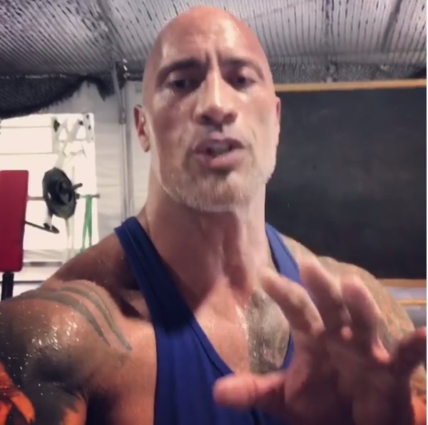 O ator Dwayne The Rock Johnson no vídeo em que alerta seus fãs dos crimes cometidos em seu nome (Foto: Instagram)