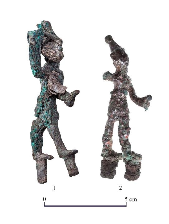 Figuras de deuses feitas de cobre (Foto: T. Rogovski/Hebrew University/Israel Antiquities Authority)