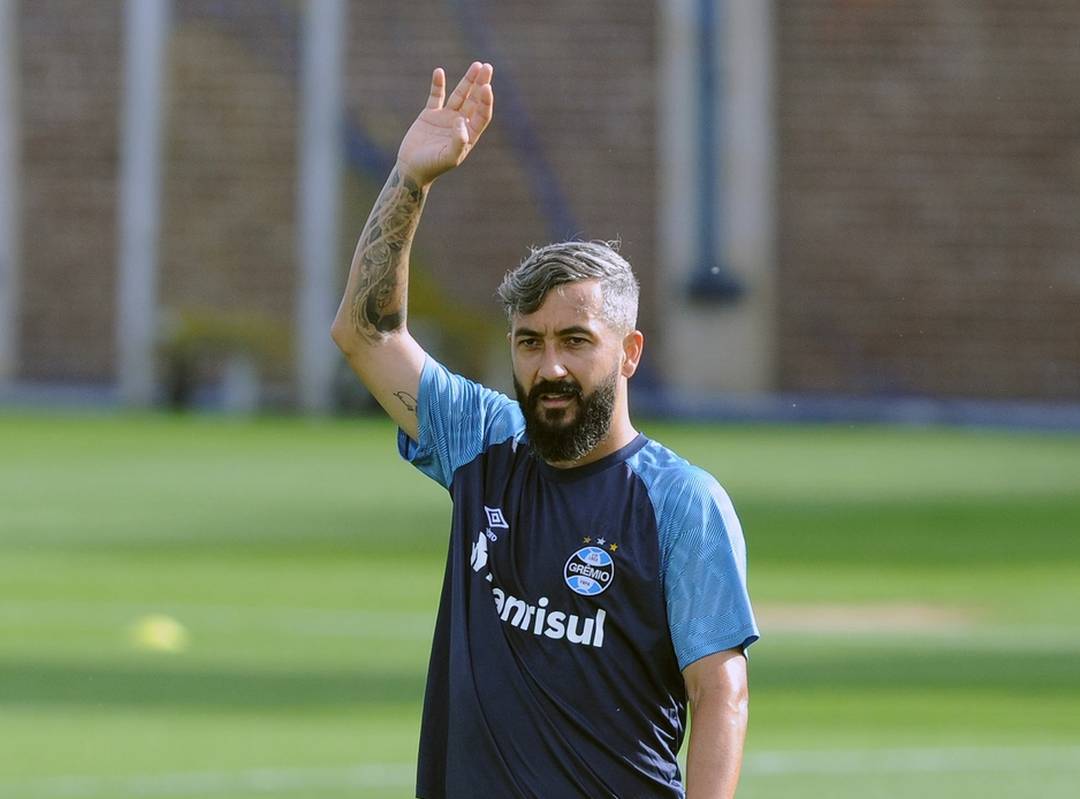 Douglas em treino do Grêmio antes do River