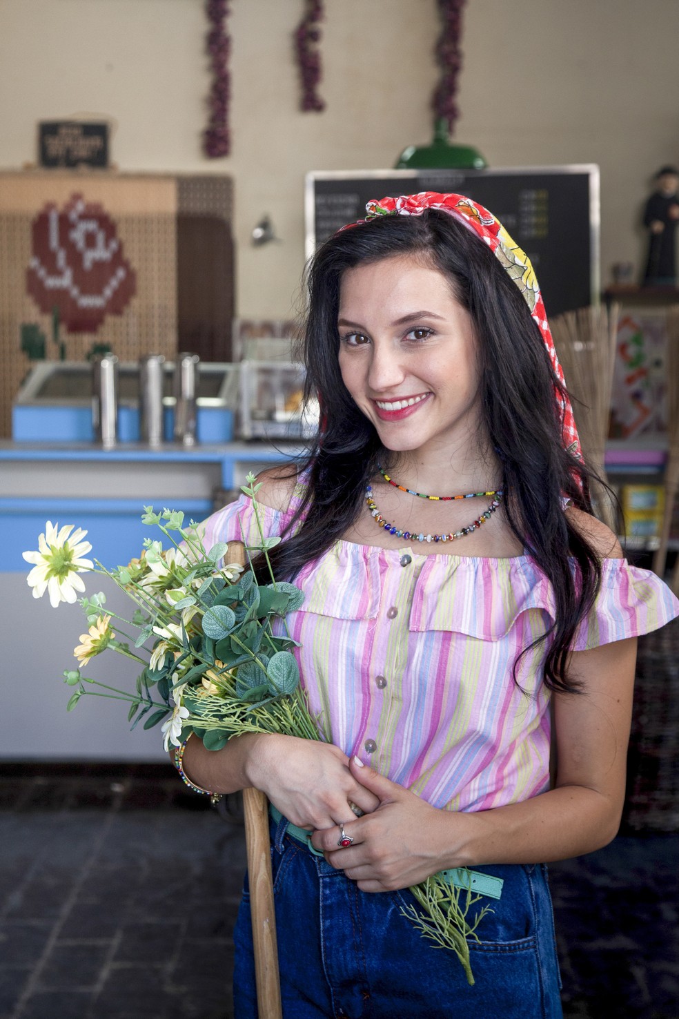Em 'Cine Holliúdy', Lorena Comparato vive Formosa, uma mocinha apaixonada por Francis (Edmilson Filho) — Foto: Marcos Rosa/Globo