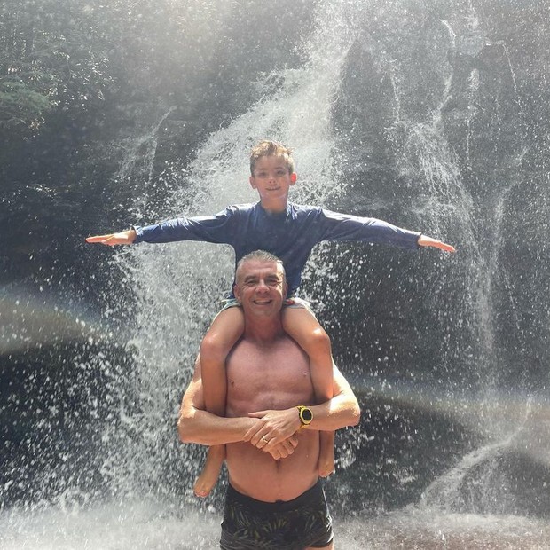 Alexandre Correa com o filho (Foto: Reprodução/Instagram)