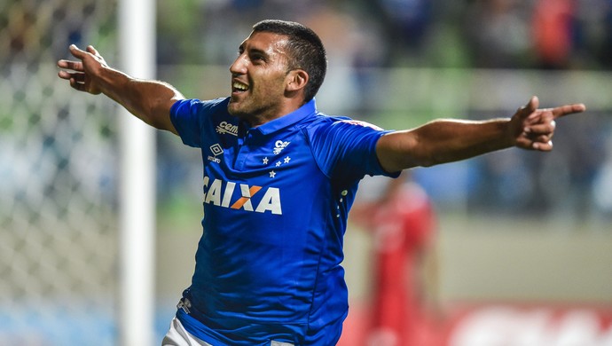 Destro, Ramón Ábila tem 100% de gols no Cruzeiro feitos com a canhota