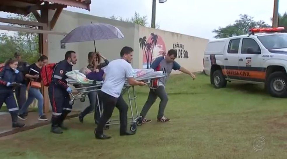 Idosos foram retirados de clínica clandestina que foi fechada em Itapetininga (SP) — Foto: Reprodução/TV TEM