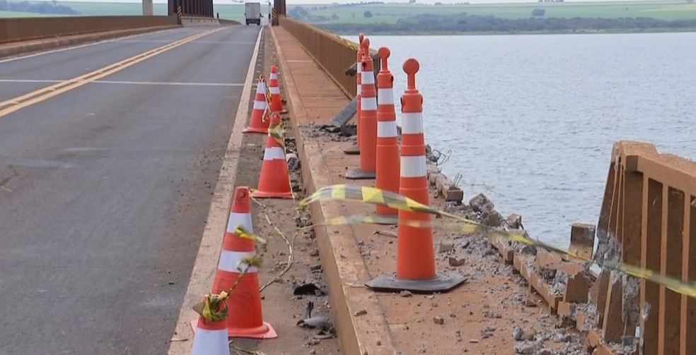 Bombeiros suspendem buscas por caminhonete que teria caído de ponte no Rio Tietê em Pongaí — Foto: TV TEM/Reprodução