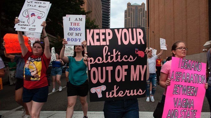 Manifestantes a favor do aborto nos Estados Unidos (Foto: Reprodução Instagram)