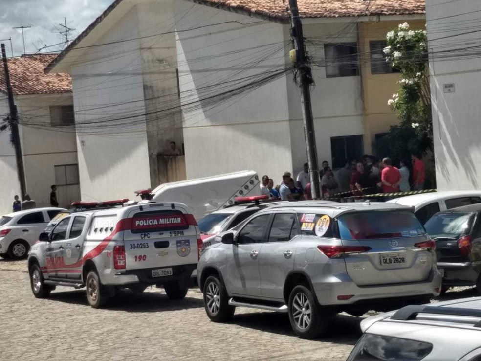 Polícia Militar foi acionada ao apartamento de Silvânio Barbosa por vizinhos, que disseram sentir forte mau cheiro (Foto: Derek Gustavo/G1)