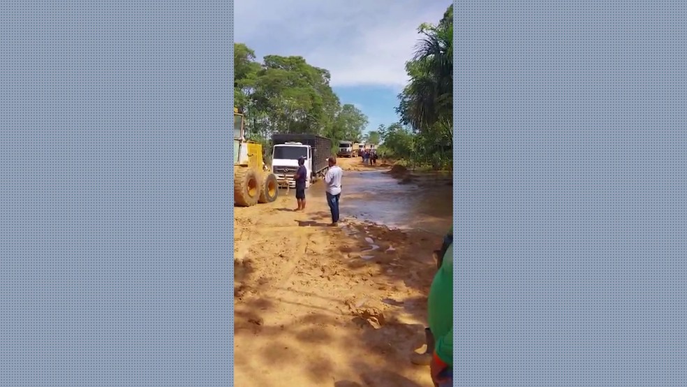 Caminhão boiadeiro atolou em rodovia do distrito de Jacinópolis — Foto: Reprodução/Rede Amazônica