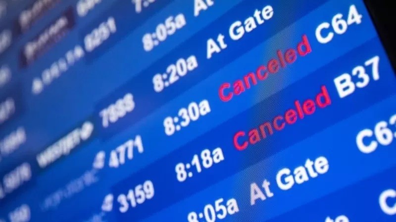Companhias aéreas estão flexibilizando a remarcação sem multa no caso do diagnóstico de covid-19, no entanto, podem cobrar mudanças tarifárias (Foto: Reuters via BBC)