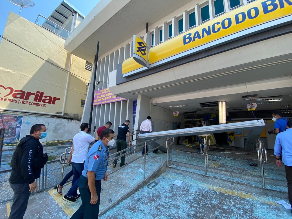 Governador Helder Barbalho chega a agência do Banco do Brasil atacada por criminosos em Cametá (PA). — Foto: Ascom/Governo do Pará