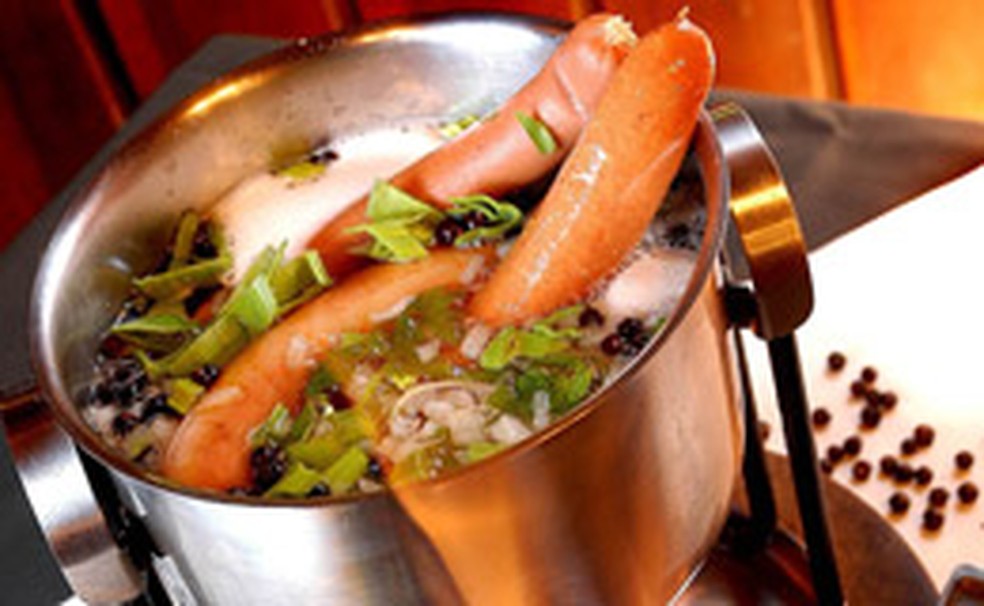 Salsichas Alemas Cozidas Na Cerveja E Servidas Com Salada De Batata Receitas