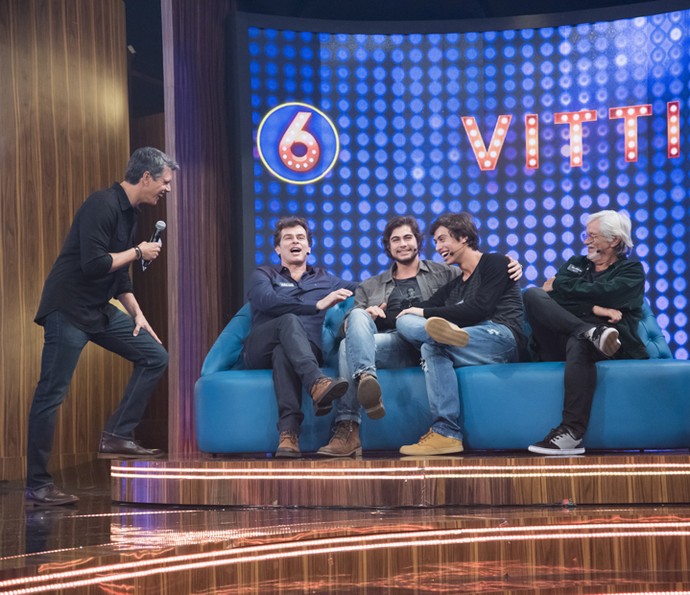 Marcio Garcia cai na risada conversando com a família Vitti (Foto: Cesar Alves / Globo)