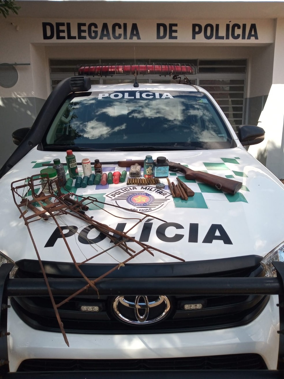Armas de fogo, munições e carne de capivara foram apreendidas em Mirante do Paranapanema — Foto: Polícia Ambiental 