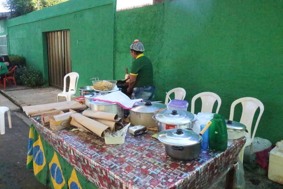 Josilene aproveita a folia na Rua da Copa para vender alimentos (Foto: Roberto Araujo/G1)