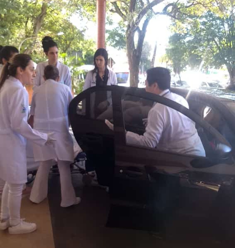 Enfermeiras atendem mÃ£e e bebÃª em Lodrina â Foto: Elton Mansano/Arquivo Pessoal