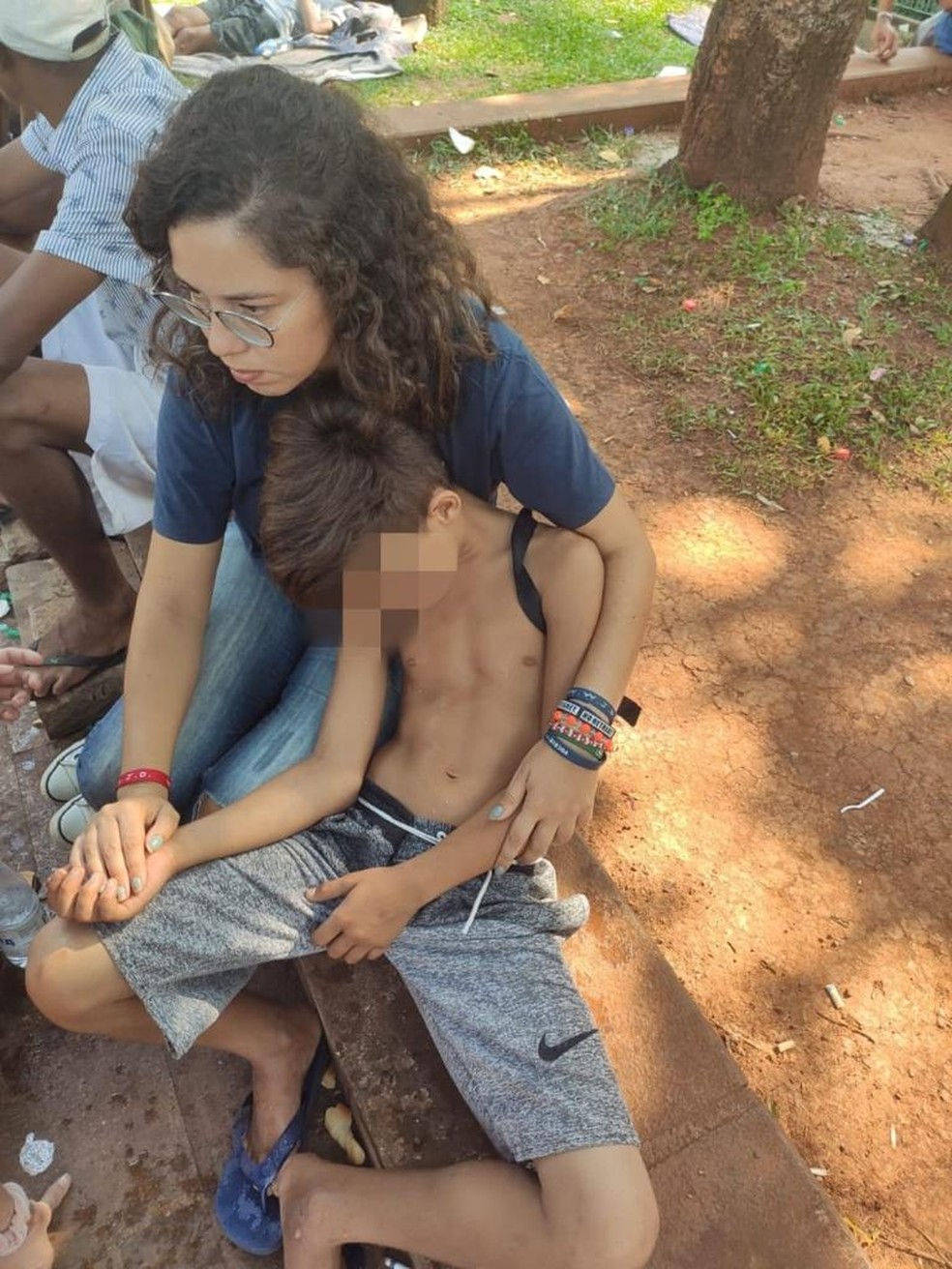 Integrante de ONG ajuda criança que utilizou droga K — Foto: Arquivo pessoal