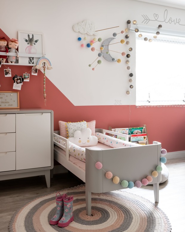 Décor do dia: quarto de bebê tem pintura geométrica na parede (Foto: Monica Assan)