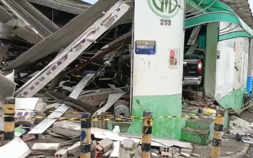 Motorista invade loja de material de construção em Jacobina, no norte da Bahia, e estabelecimento fica destruído — Foto: Bahia Acontece