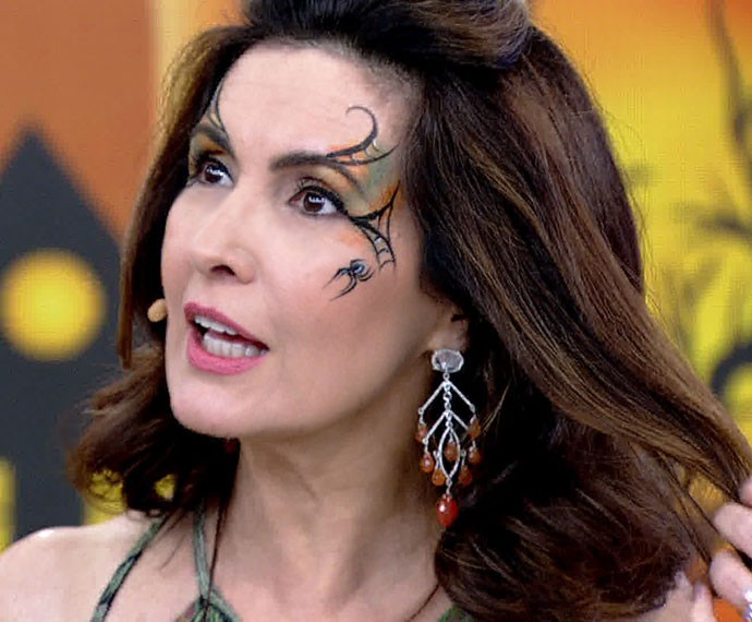 Fátima Bernardes mostra rosto pintado no estilo Halloween (Foto: TV Globo)