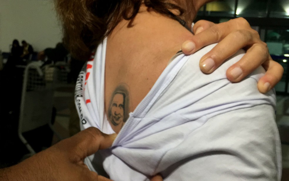 Imagem de Irm Dulce est tatuada nas costas da aposentada de Salvador, Lucimar Castro   Foto: Alan Tiago Alves/G1