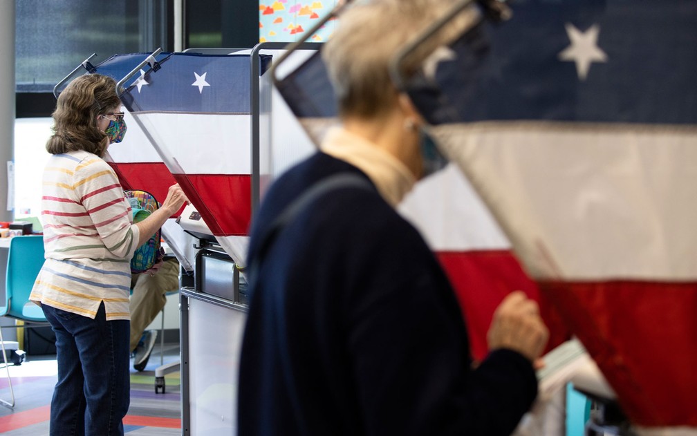 Eleitores votam antecipadamente na Biblioteca Pública de Nashville, no Tennessee, na quarta-feira (14) — Foto: Brett Carlsen/Getty Images/AFP 