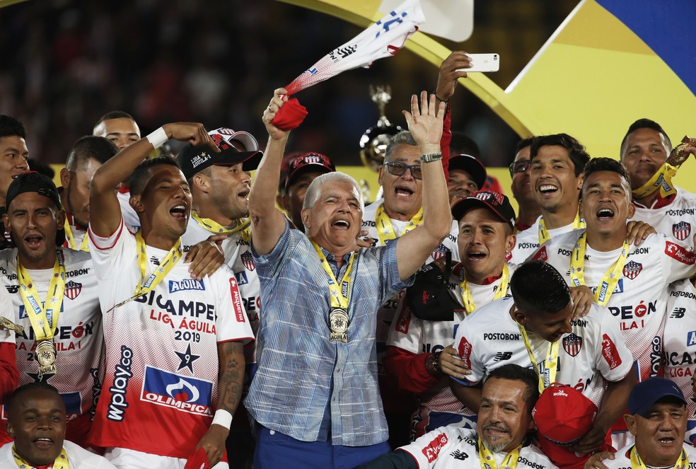 Julio Comesa�a comemora o t�tulo da Superta�a da Col�mbia com o time do Junior Barranquilla � Foto: DANIEL MUNOZ / AFP