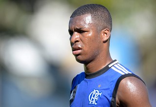 Grêmio dá prazo e quer resolver rumo de Riveros e Erazo até pré-temporada