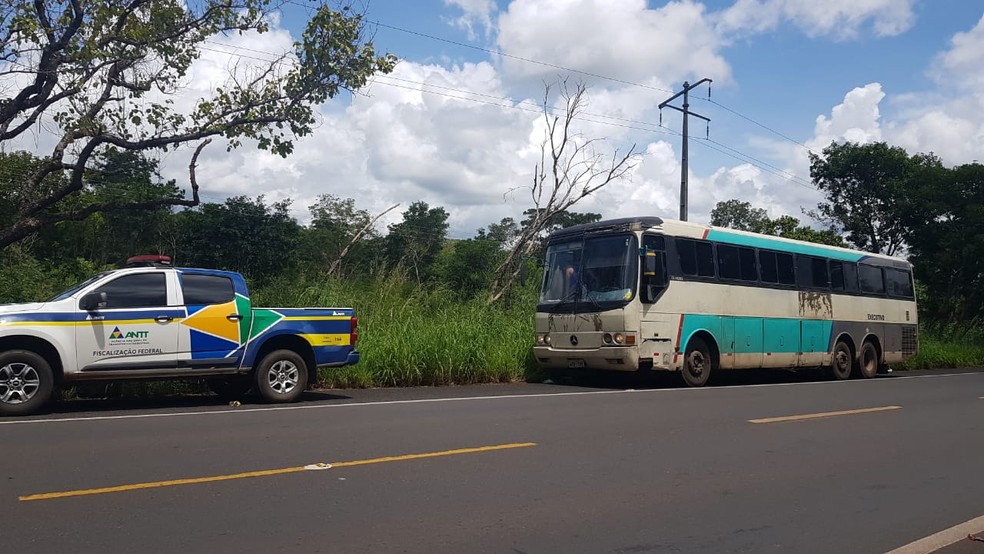 Ônibus foi apreendido em Caxias, quando realizava embarque de passageiros — Foto: Divulgação/ANTT
